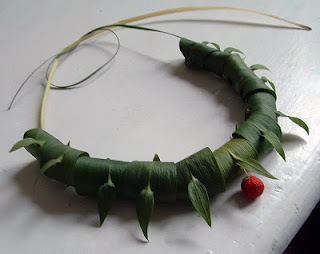 колье из листьев